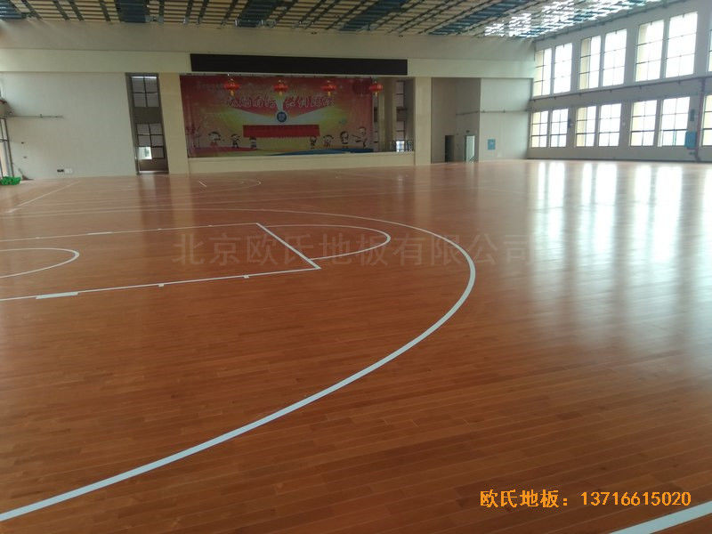 湖南岳麓南雅湘江中學(xué)籃球館運動木地板施工案例4