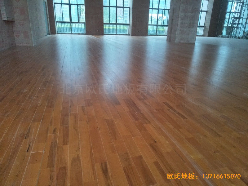 福建泉州海關(guān)橋南運(yùn)動場體育地板鋪裝案例0