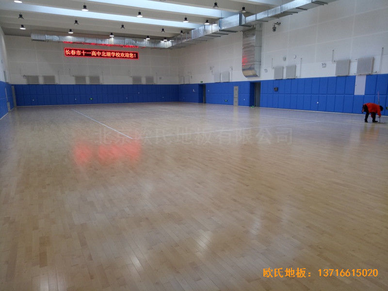長春十一高中北湖學(xué)校體育館運(yùn)動(dòng)地板鋪設(shè)案例5