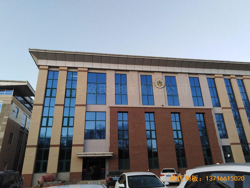 內(nèi)蒙古扎蘭屯職業(yè)學院籃球館體育地板施工案例0