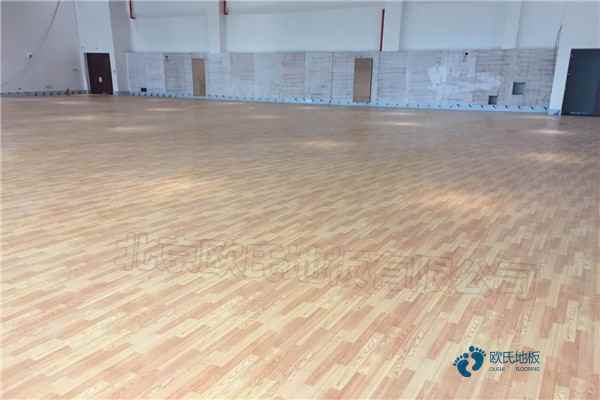 尋求運(yùn)動場地地板哪個牌子較好