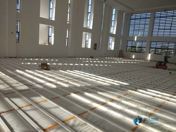 舞臺鋪裝PVC和實(shí)木用哪個好