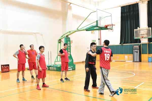 舞臺鋪裝PVC和實(shí)木用哪個好