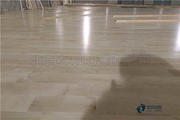 運(yùn)動(dòng)球場(chǎng)木地板施工合同2