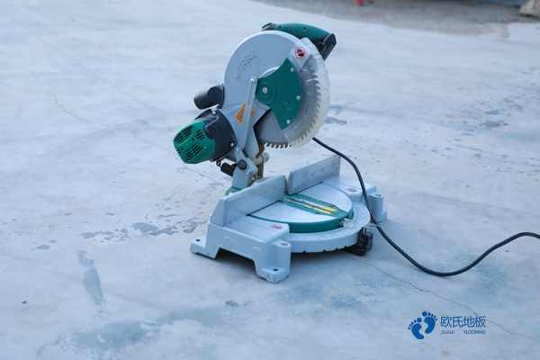 籃球場雙層龍骨運(yùn)動木地板施工1