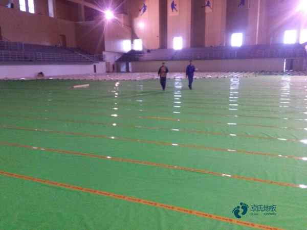 籃球場雙層龍骨運(yùn)動木地板施工3