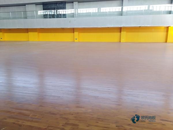 籃球場(chǎng)鋪實(shí)木地板1