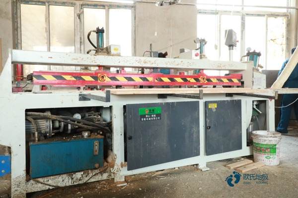 運(yùn)動(dòng)木地板起頭安裝方法3