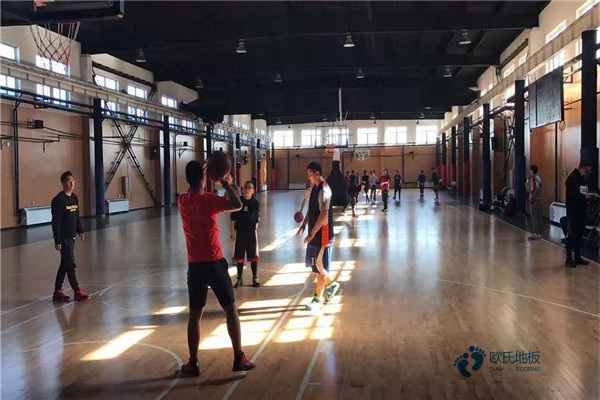 雙層龍骨運(yùn)動(dòng)場地地板清潔保養(yǎng)2