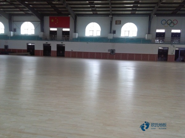 學(xué)校籃球館地板施工隊1