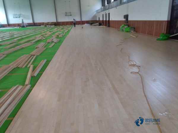 學(xué)校籃球館地板施工隊3