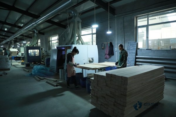 學(xué)校籃球館地板施工隊2