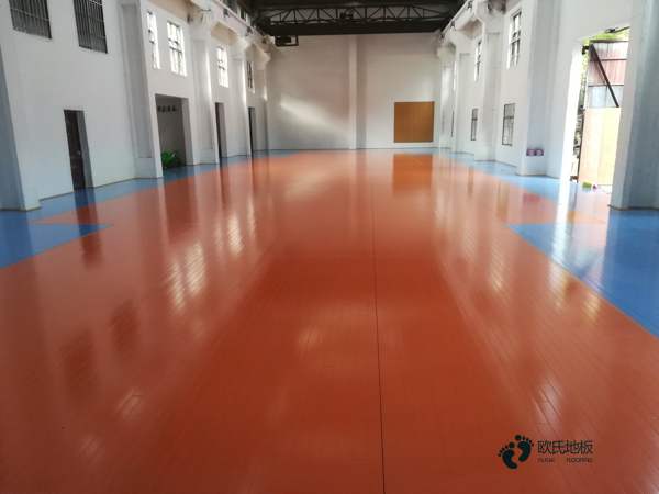 專(zhuān)業(yè)運(yùn)動(dòng)木地板安裝2