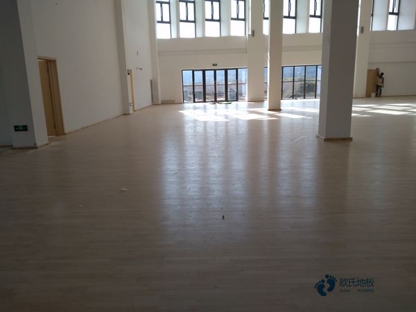 好用的運(yùn)動籃球木地板大約多少錢