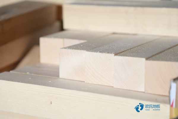 松木運(yùn)動(dòng)籃球木地板大約多少錢