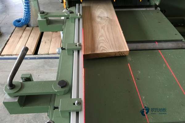 國產體育場地木地板施工團隊2